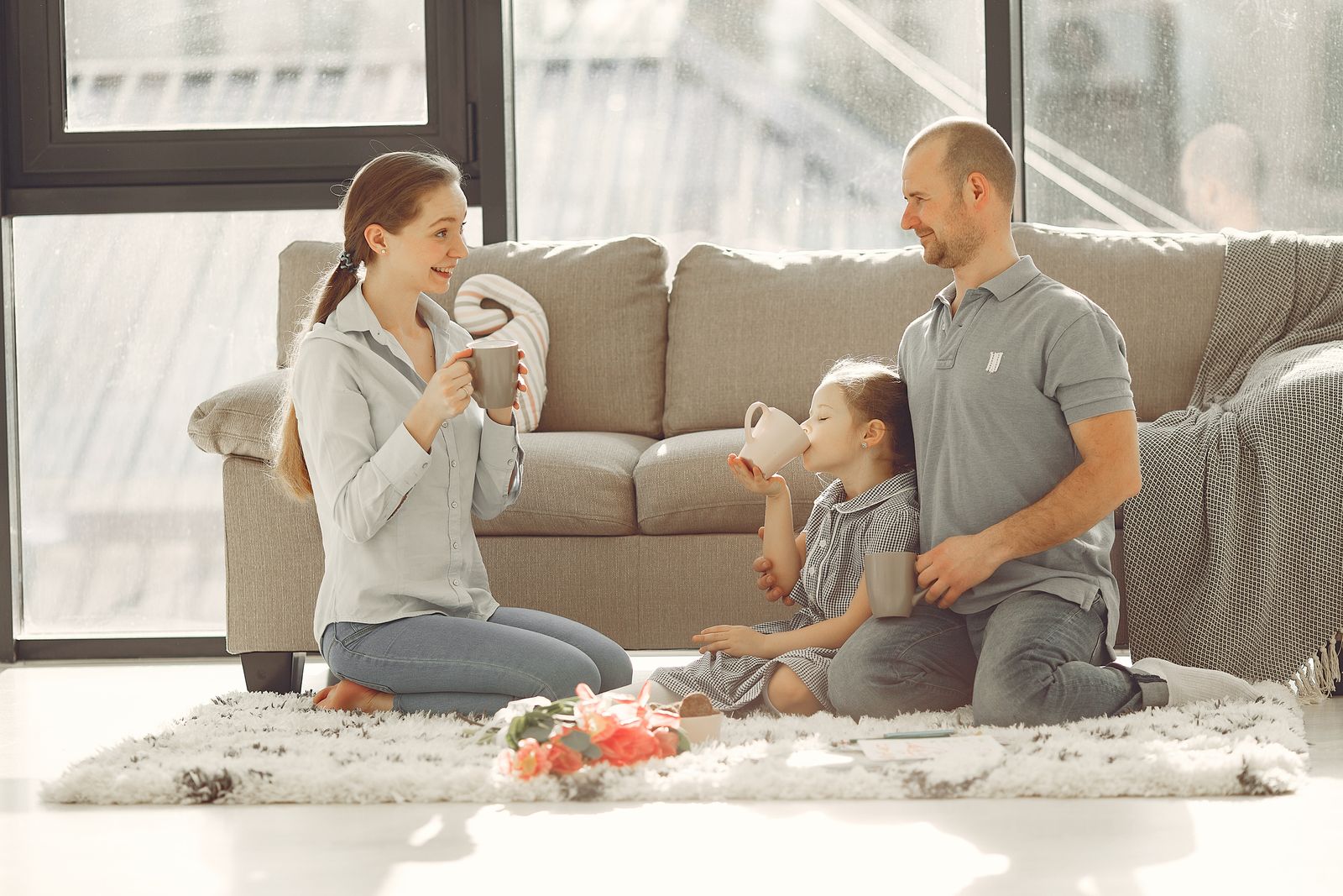Familia chilena compartiendo un momento en el living de su casa