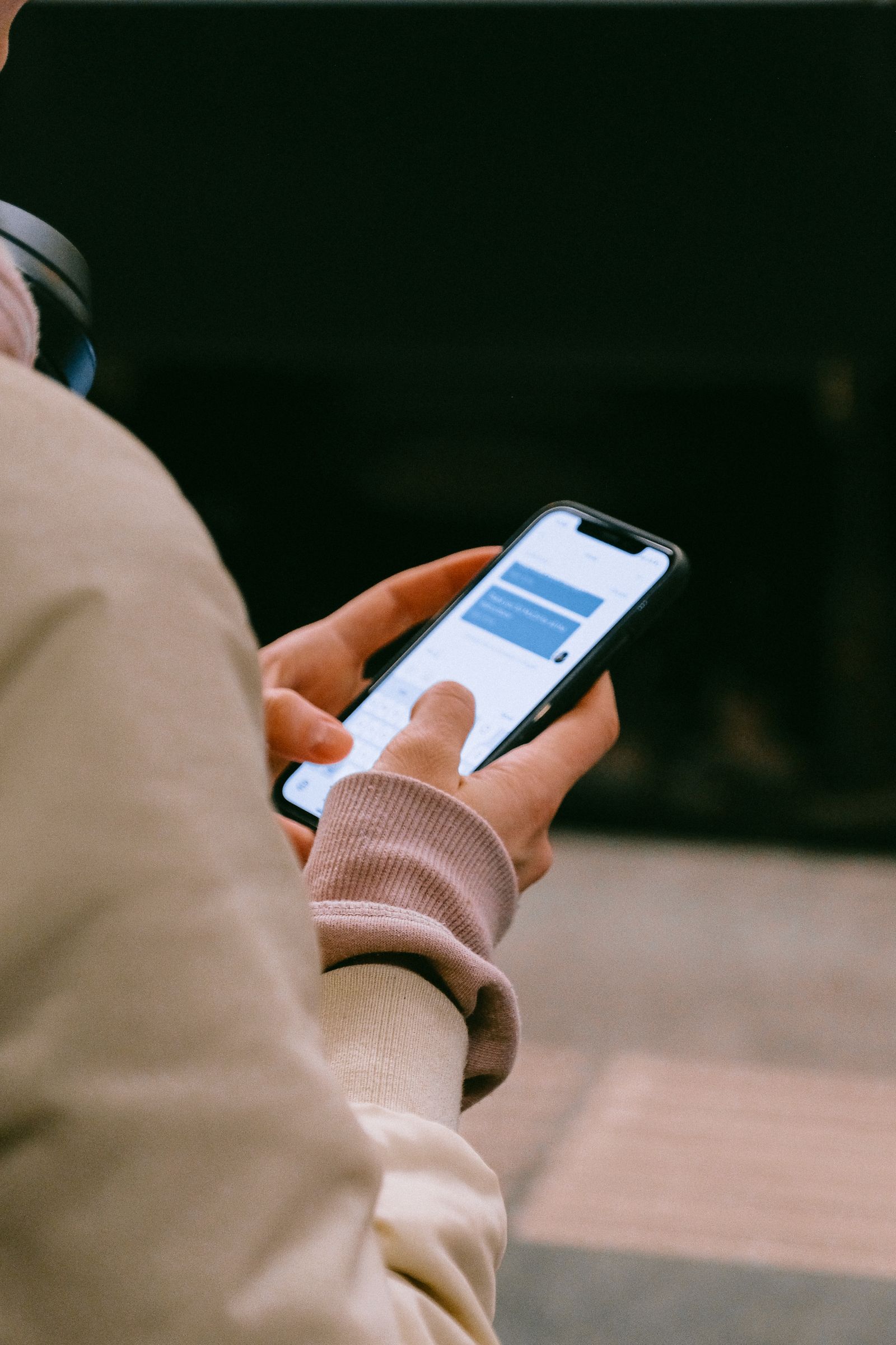 Persona revisando mensajes de WhatsApp en su telefono